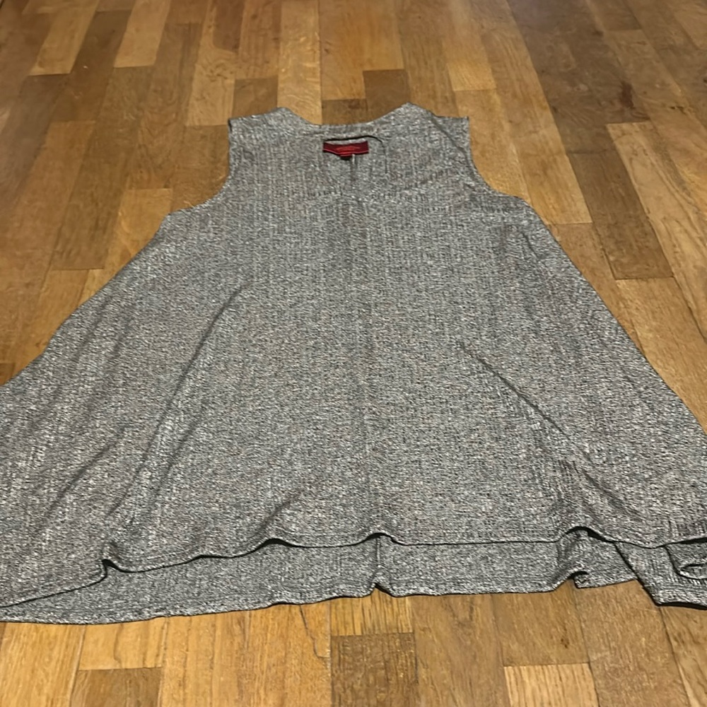 Dressy tank top with decorative hole in the front